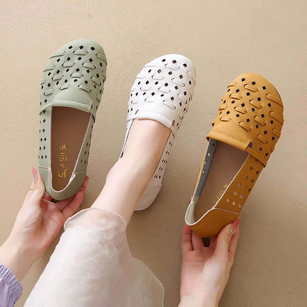 Soft soled soft surface hollowed out mom's shoes for the summer of 2025, new comfortable woven fabric casual sandals, perforated shoes for women