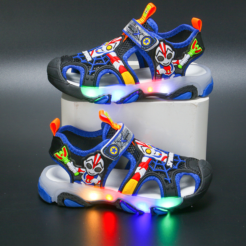 Children's sandals 2022 summer new anti kick with light toe cap sandals boys' shoes primary and secondary school students' sandals Children's sandals 2022 summer new anti kick with light toe cap sandals boys' shoes primary and secondary school students' sandals