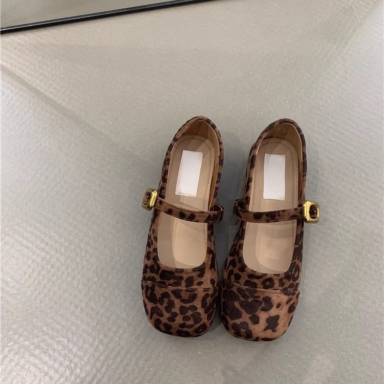 Gentle fairy style Mary Jane shoes for autumn 2024, elegant French temperament, paired with a skirt, shallow mouth, one line evening shoes Gentle fairy style Mary Jane shoes for autumn 2024, elegant French temperament, paired with a skirt, shallow mouth, one line evening shoes