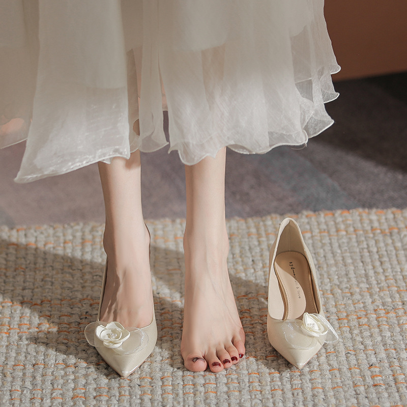 Camellia wedding shoes for women, thick heels that are not tiring, shallow mouth, pointed and elegant engagement high heels, suitable for daily wear in autumn Camellia wedding shoes for women, thick heels that are not tiring, shallow mouth, pointed and elegant engagement high heels, suitable for daily wear in autumn