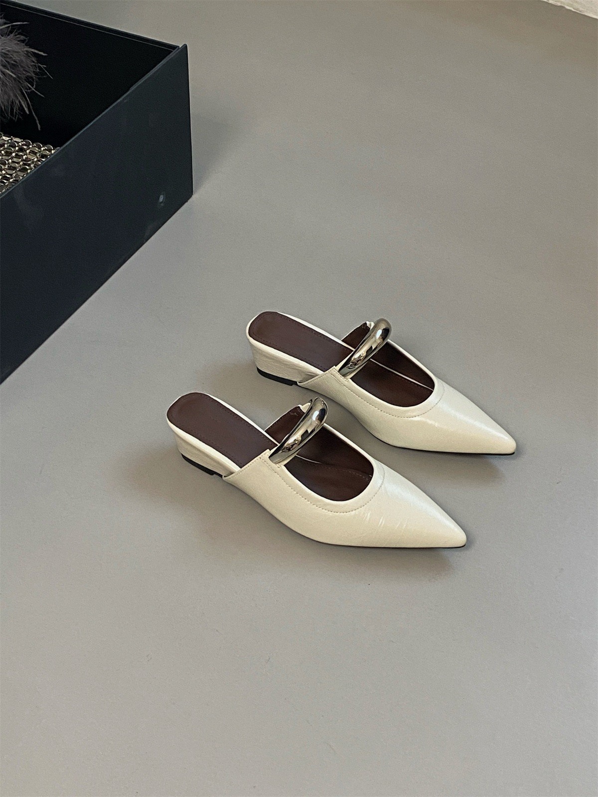 Temperament pointed metal flat toe half slipper with toe cover 2025 new style wedge heel and mid heel M ü ller shoes thick soled women's sandals Temperament pointed metal flat toe half slipper with toe cover 2025 new style wedge heel and mid heel M ü ller shoes thick soled women's sandals