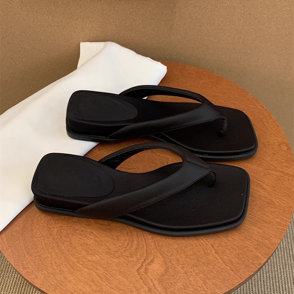 Silver slippers for women's summer outdoor wear, new soft thick soled flip flops, French style stunning clip toe sandals, vacation beach shoes Silver slippers for women's summer outdoor wear, new soft thick soled flip flops, French style stunning clip toe sandals, vacation beach shoes