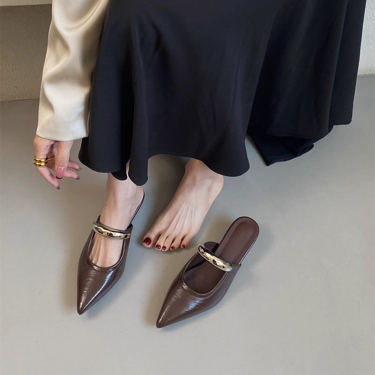 Temperament pointed metal flat toe half slipper with toe cover 2025 new style wedge heel and mid heel M ü ller shoes thick soled women's sandals Temperament pointed metal flat toe half slipper with toe cover 2025 new style wedge heel and mid heel M ü ller shoes thick soled women's sandals