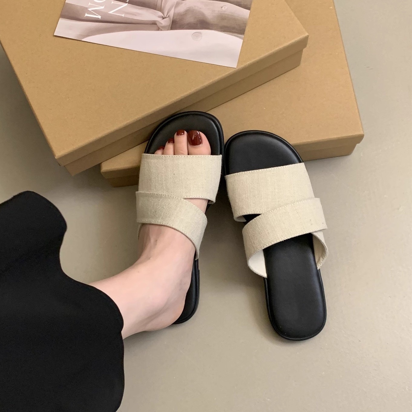 Flat slippers for women's summer outdoor wear, 2025 new style, simple and casual, lazy beach vacation style, straight drag beach shoes Flat slippers for women's summer outdoor wear, 2025 new style, simple and casual, lazy beach vacation style, straight drag beach shoes