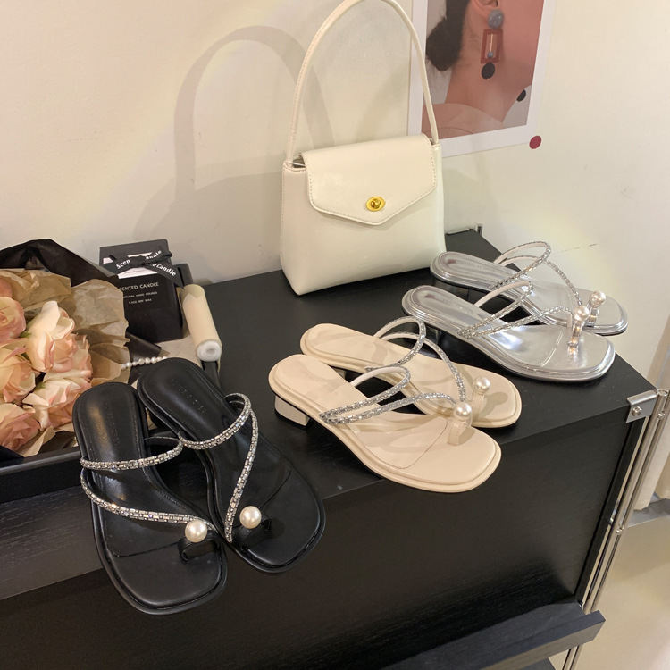 Design sense 2024 new single line slim diamond high-heeled sandals for women with thick heels and pearl toe covers Design sense 2024 new single line slim diamond high-heeled sandals for women with thick heels and pearl toe covers