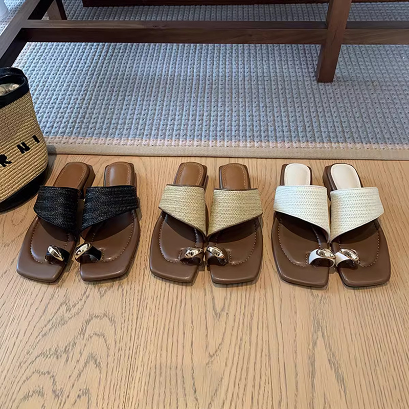 Coarse heel vacation style grass woven clip toe slippers for women's summer outdoor wear 2024 new French cool slippers Coarse heel vacation style grass woven clip toe slippers for women's summer outdoor wear 2024 new French cool slippers