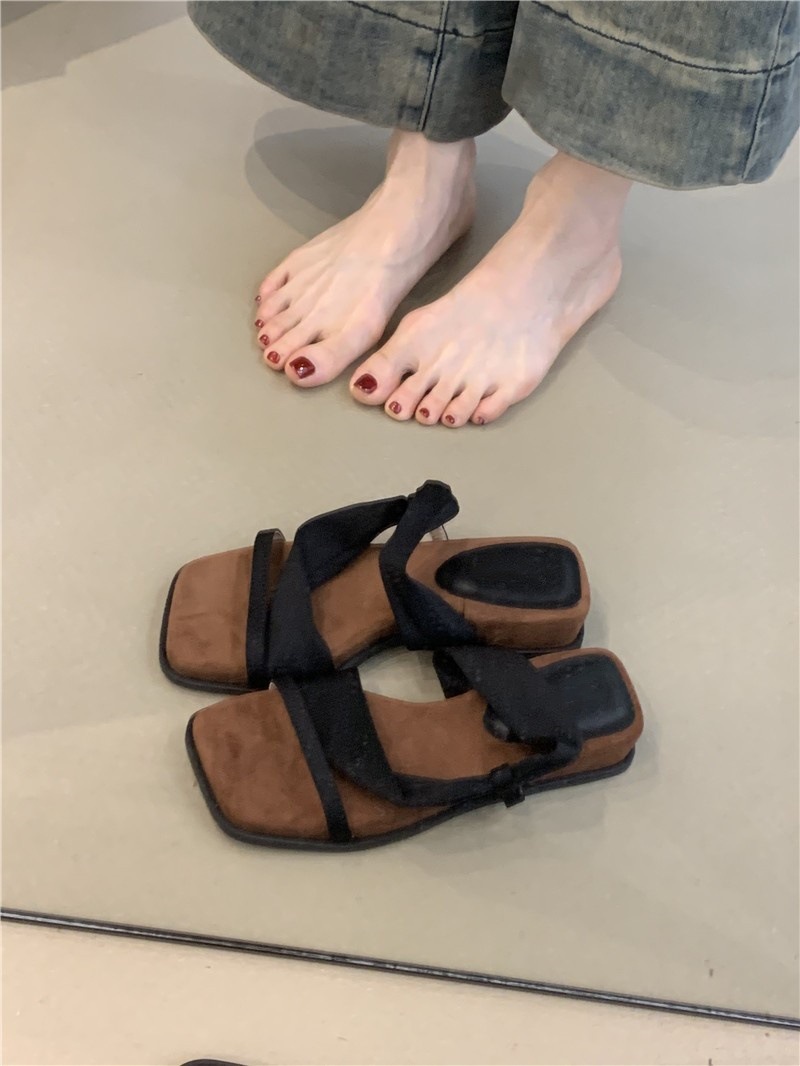 Thick soled square toe retro one-piece sandals for women's outdoor wear in summer 2025, paired with a skirt for casual two on Roman sandals Thick soled square toe retro one-piece sandals for women's outdoor wear in summer 2025, paired with a skirt for casual two on Roman sandals