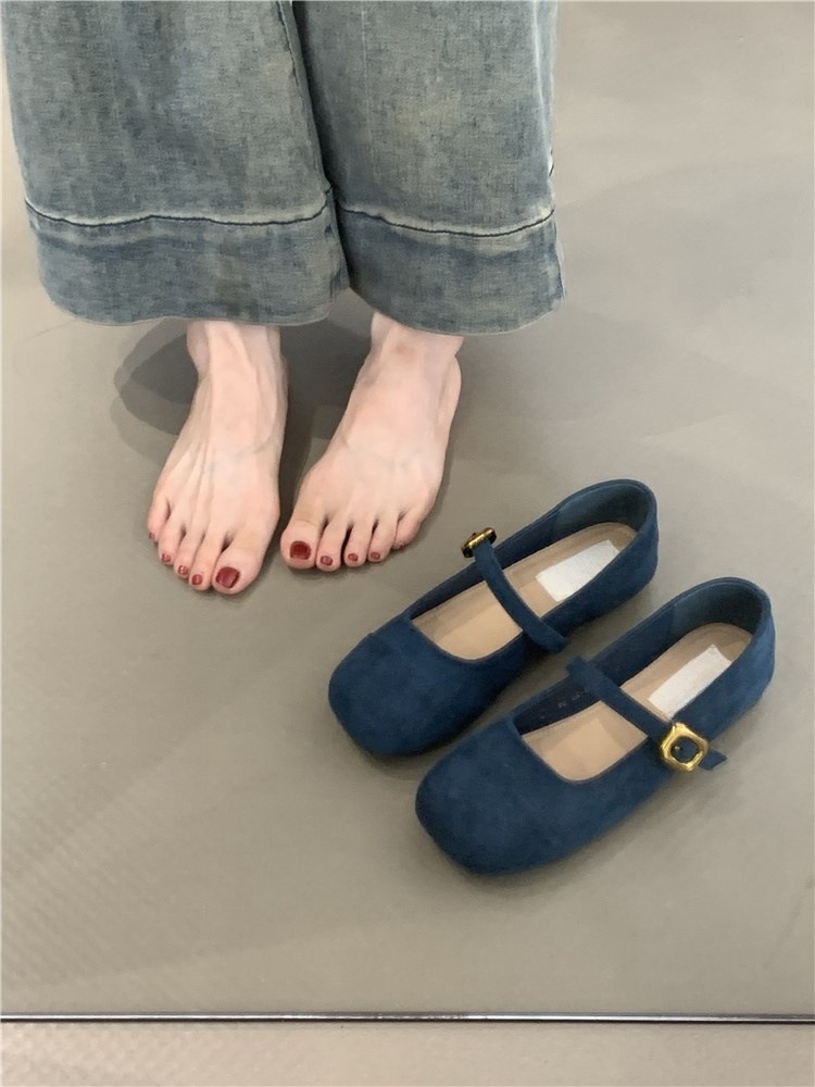 Gentle fairy style Mary Jane shoes for autumn 2024, elegant French temperament, paired with a skirt, shallow mouth, one line evening shoes Gentle fairy style Mary Jane shoes for autumn 2024, elegant French temperament, paired with a skirt, shallow mouth, one line evening shoes