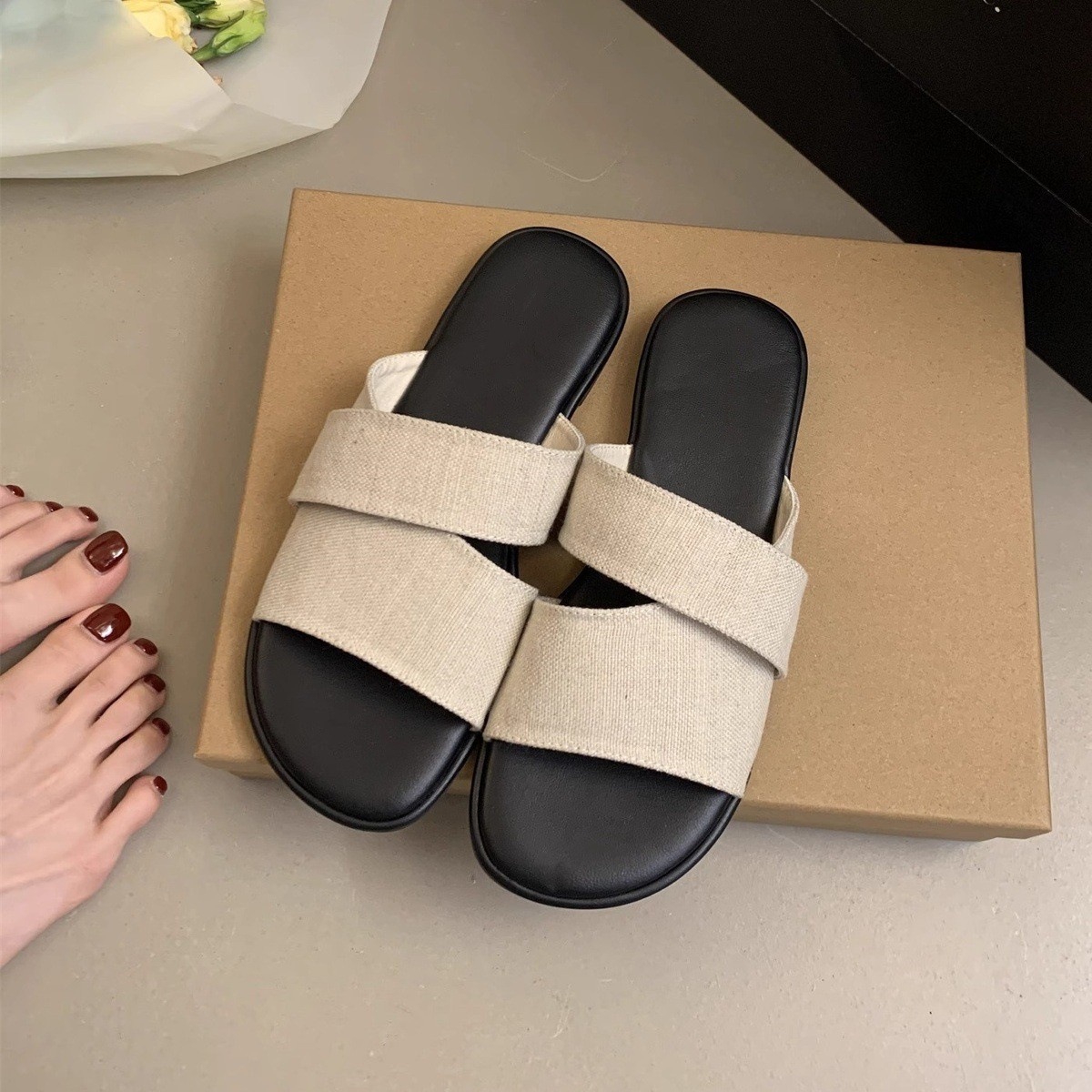 Flat slippers for women's summer outdoor wear, 2025 new style, simple and casual, lazy beach vacation style, straight drag beach shoes Flat slippers for women's summer outdoor wear, 2025 new style, simple and casual, lazy beach vacation style, straight drag beach shoes