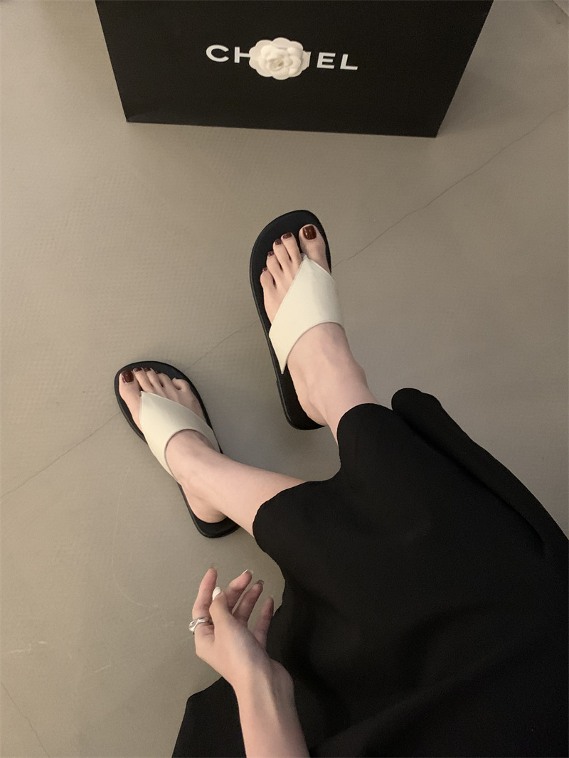 Soft soled comfortable flip flops Korean version casual versatile flip flops 2024 summer beach shoes fashionable flat sandals Soft soled comfortable flip flops Korean version casual versatile flip flops 2024 summer beach shoes fashionable flat sandals