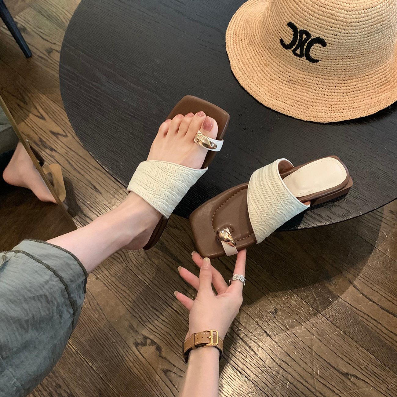 Coarse heel vacation style grass woven clip toe slippers for women's summer outdoor wear 2024 new French cool slippers Coarse heel vacation style grass woven clip toe slippers for women's summer outdoor wear 2024 new French cool slippers