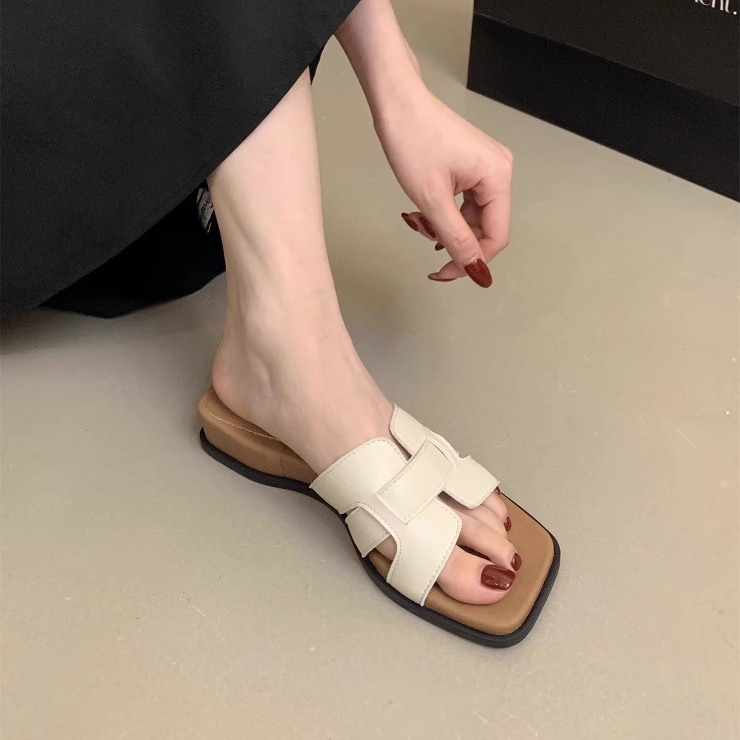 Slope heel thick soled slippers for women's summer outdoor wear, 2025 new vacation outfit dress, straight drag French style stunning square sandals Slope heel thick soled slippers for women's summer outdoor wear, 2025 new vacation outfit dress, straight drag French style stunning square sandals