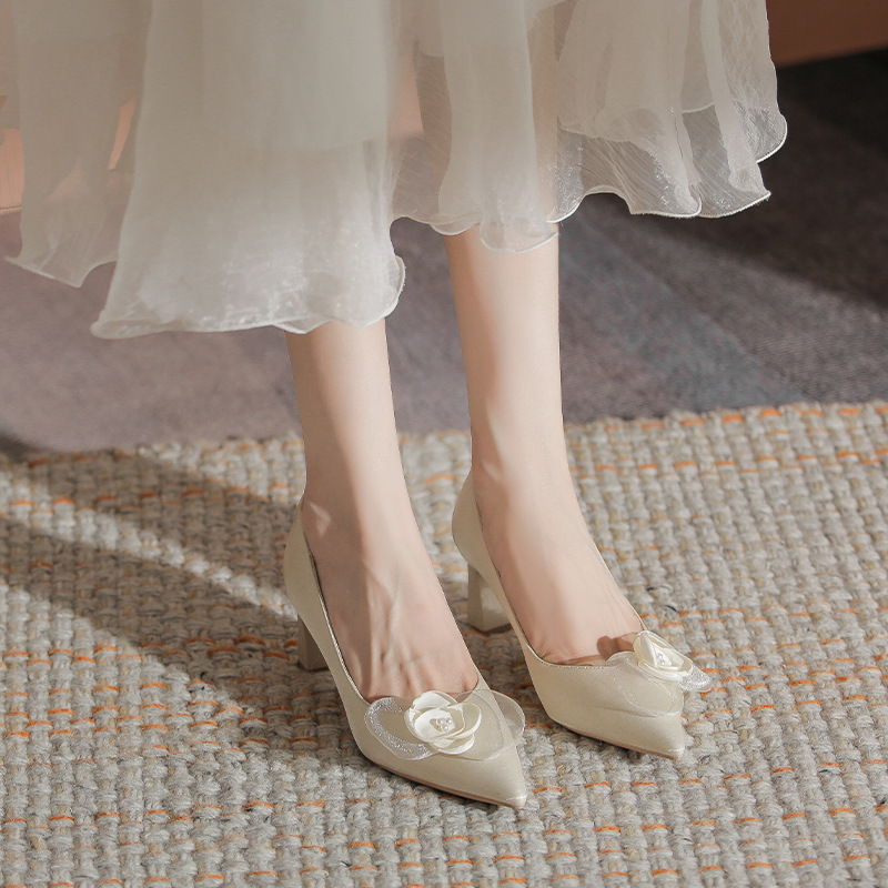 Camellia wedding shoes for women, thick heels that are not tiring, shallow mouth, pointed and elegant engagement high heels, suitable for daily wear in autumn Camellia wedding shoes for women, thick heels that are not tiring, shallow mouth, pointed and elegant engagement high heels, suitable for daily wear in autumn