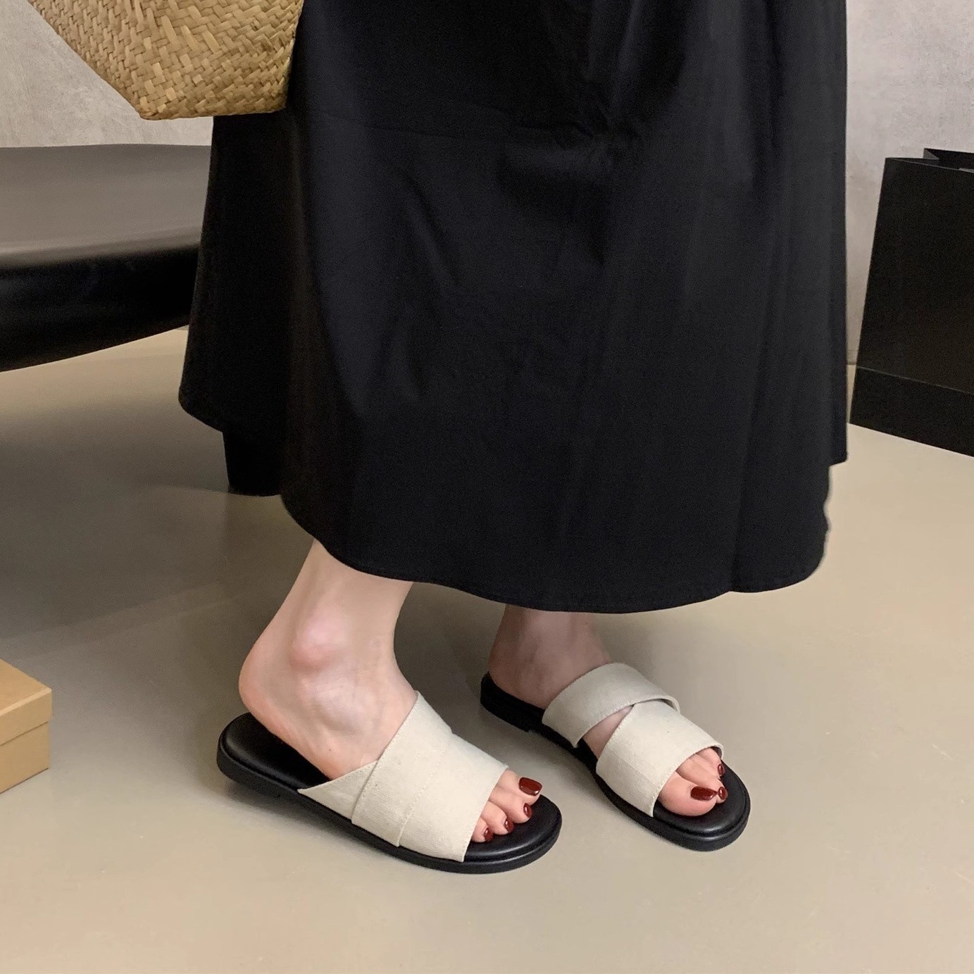 Flat slippers for women's summer outdoor wear, 2025 new style, simple and casual, lazy beach vacation style, straight drag beach shoes Flat slippers for women's summer outdoor wear, 2025 new style, simple and casual, lazy beach vacation style, straight drag beach shoes