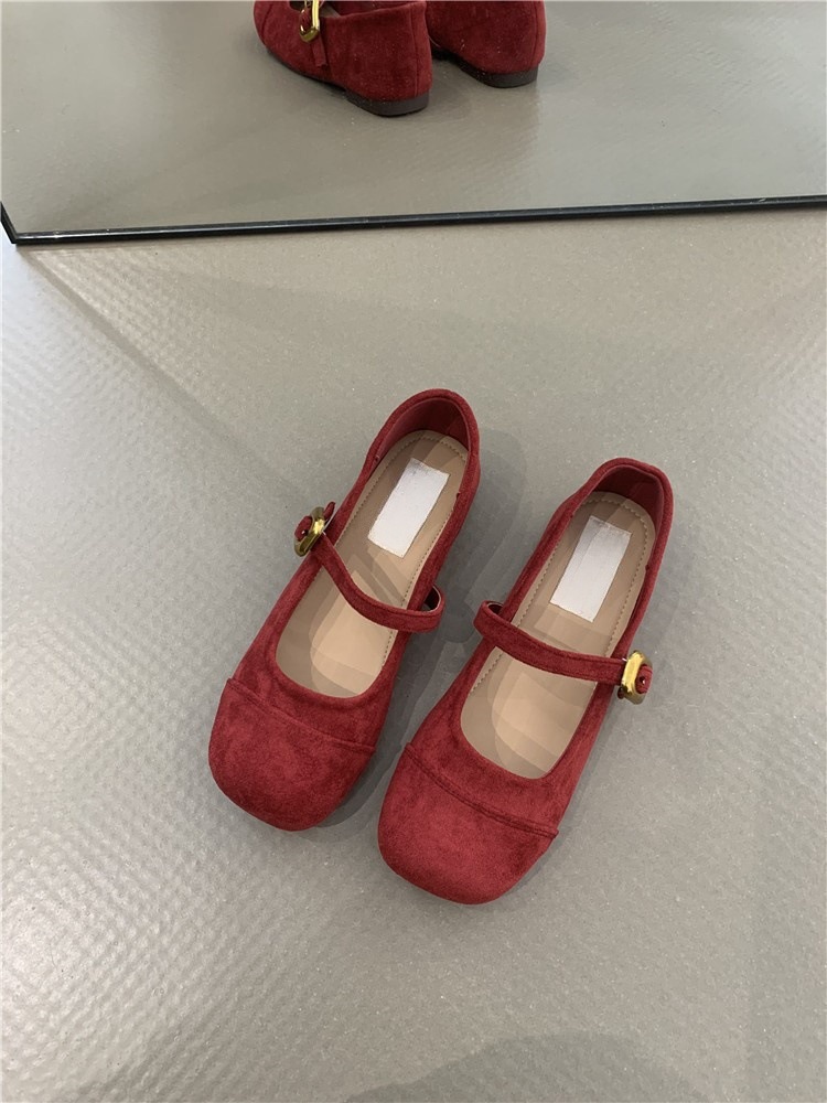 Gentle fairy style Mary Jane shoes for autumn 2024, elegant French temperament, paired with a skirt, shallow mouth, one line evening shoes Gentle fairy style Mary Jane shoes for autumn 2024, elegant French temperament, paired with a skirt, shallow mouth, one line evening shoes