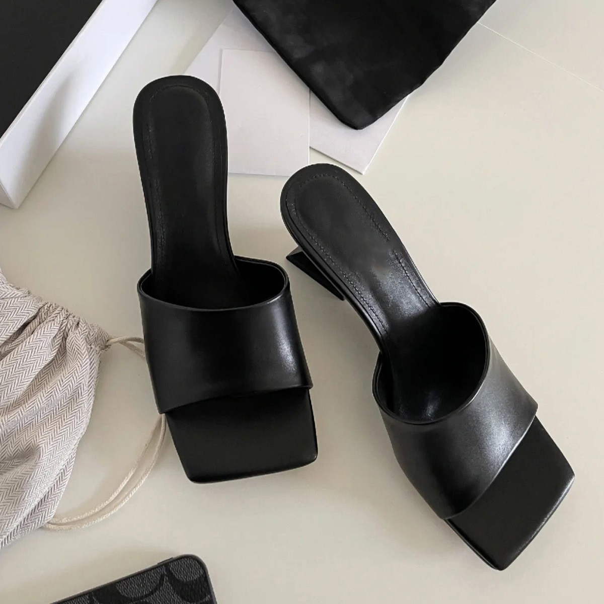 Square toed alien heel one-piece slippers for women with exposed toes exude a sense of luxury, while M ü ller shoes exude a high-heeled and cool vibe Square toed alien heel one-piece slippers for women with exposed toes exude a sense of luxury, while M ü ller shoes exude a high-heeled and cool vibe