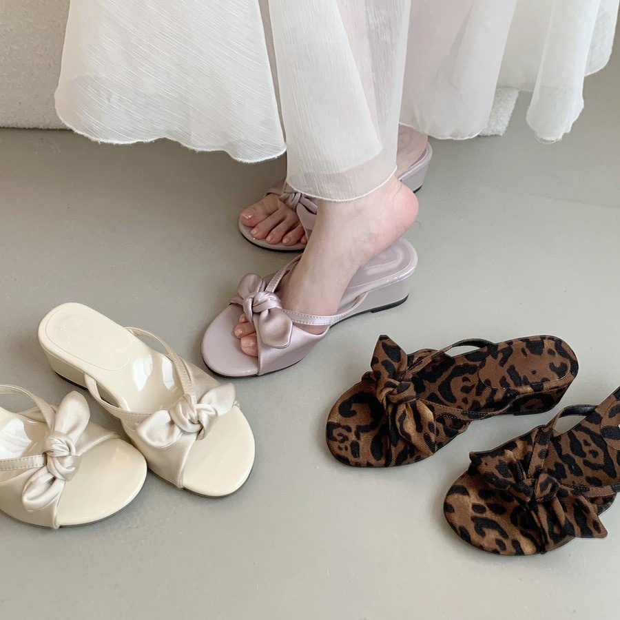 Slope heel leopard print slippers for women's summer outdoor wear, new French style dress with bow tie, cool slippers, vacation fairy style beach shoes