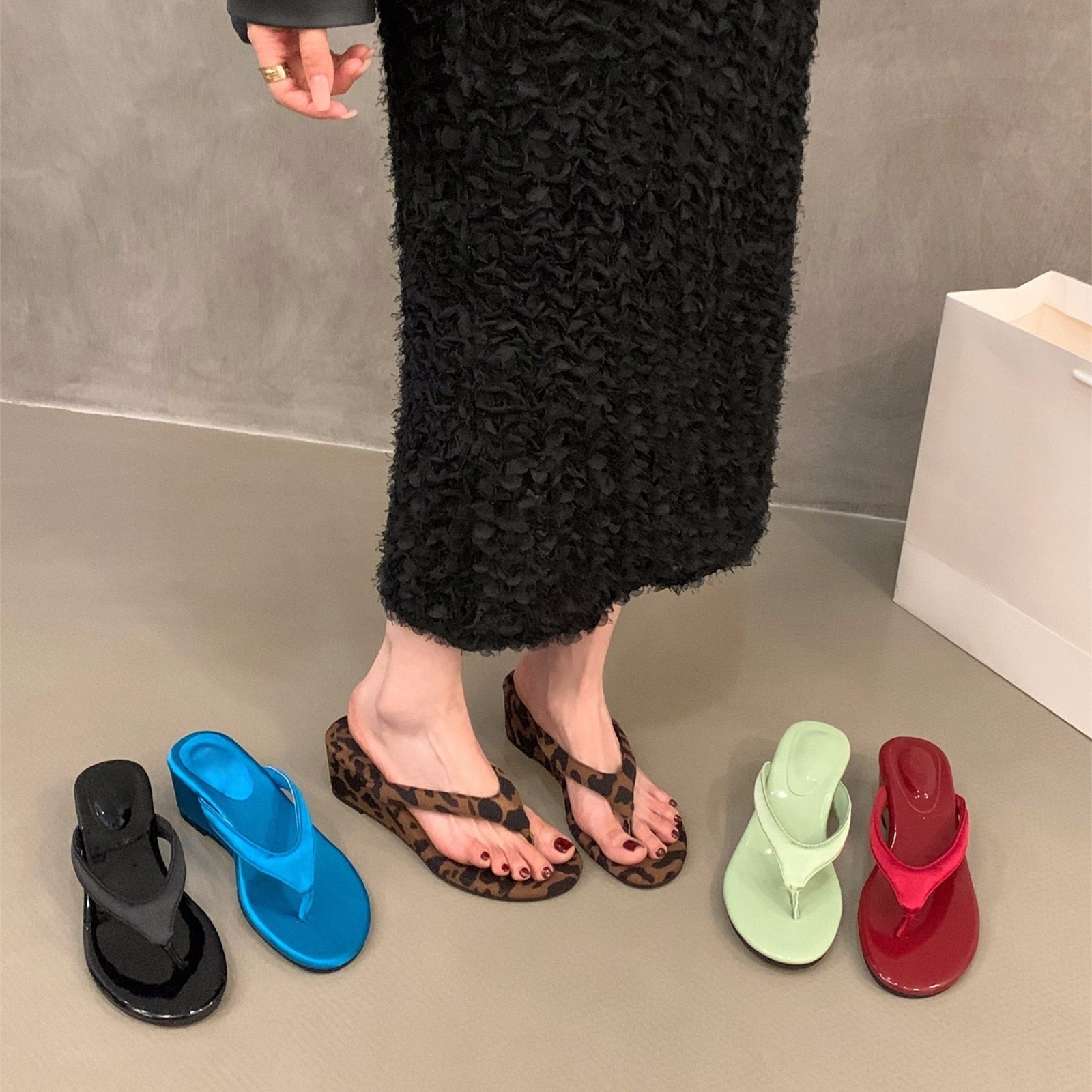 Slope heel high-heeled flip flops, women's shoes for outdoor wear, 2025 summer leopard print flip flops, small cool sandals, red sandals