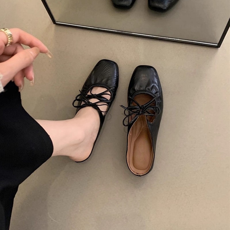 Female summer wearing silver sandals with a French style fairy style and sloping heel, thick soled single shoes with an inner height increase and a toe cap Female summer wearing silver sandals with a French style fairy style and sloping heel, thick soled single shoes with an inner height increase and a toe cap