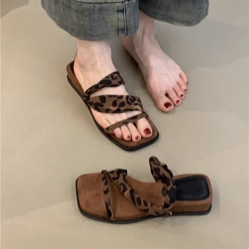 Thick soled square toe retro one-piece sandals for women's outdoor wear in summer 2025, paired with a skirt for casual two on Roman sandals Thick soled square toe retro one-piece sandals for women's outdoor wear in summer 2025, paired with a skirt for casual two on Roman sandals
