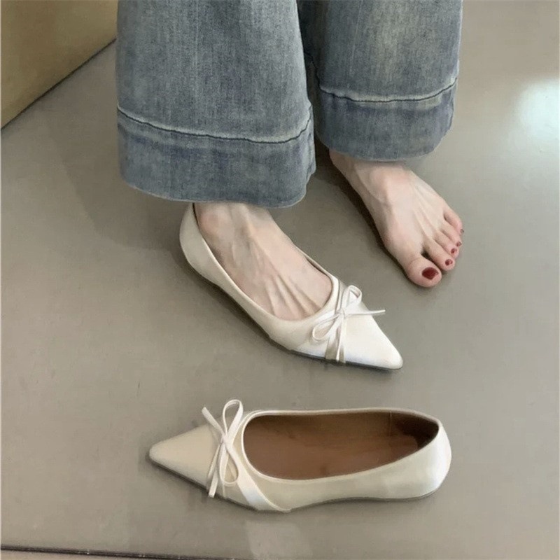 Exquisite bow pointed single shoes for women 2024 new French style non tiring commuting shallow mouth flat shoes Exquisite bow pointed single shoes for women 2024 new French style non tiring commuting shallow mouth flat shoes