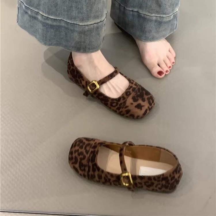 Gentle fairy style Mary Jane shoes for autumn 2024, elegant French temperament, paired with a skirt, shallow mouth, one line evening shoes Gentle fairy style Mary Jane shoes for autumn 2024, elegant French temperament, paired with a skirt, shallow mouth, one line evening shoes