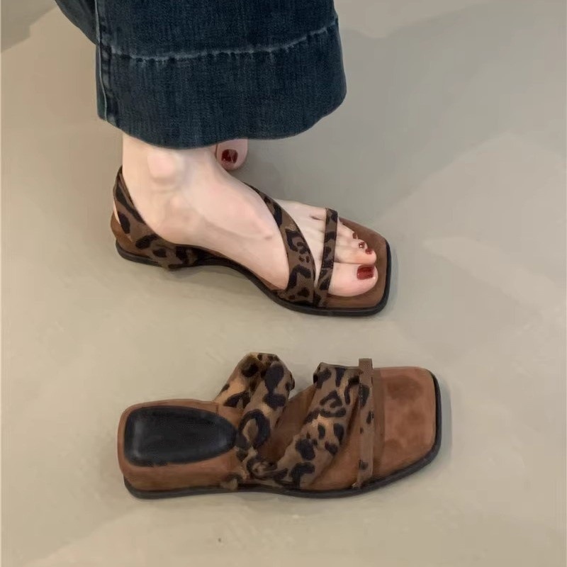 Thick soled square toe retro one-piece sandals for women's outdoor wear in summer 2025, paired with a skirt for casual two on Roman sandals Thick soled square toe retro one-piece sandals for women's outdoor wear in summer 2025, paired with a skirt for casual two on Roman sandals