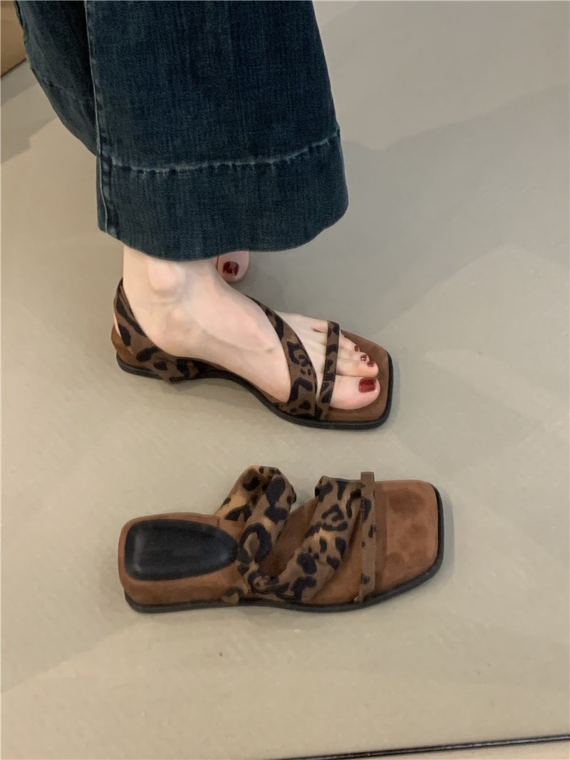 Thick soled square toe retro one-piece sandals for women's outdoor wear in summer 2025, paired with a skirt for casual two on Roman sandals Thick soled square toe retro one-piece sandals for women's outdoor wear in summer 2025, paired with a skirt for casual two on Roman sandals