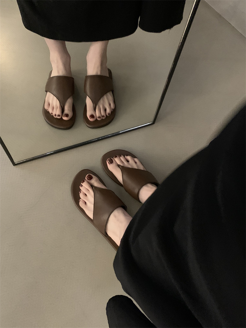 Soft soled comfortable flip flops Korean version casual versatile flip flops 2024 summer beach shoes fashionable flat sandals Soft soled comfortable flip flops Korean version casual versatile flip flops 2024 summer beach shoes fashionable flat sandals