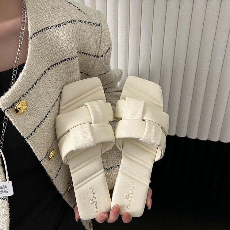 This design is fantastic! Bare toed square toe woven flat bottom slippers for women wearing outdoors 2023 summer soft bottom beach sandals