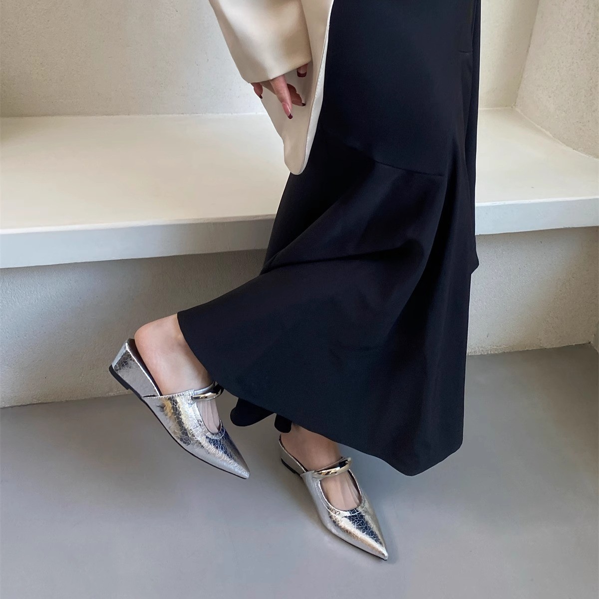 Temperament pointed metal flat toe half slipper with toe cover 2025 new style wedge heel and mid heel M ü ller shoes thick soled women's sandals Temperament pointed metal flat toe half slipper with toe cover 2025 new style wedge heel and mid heel M ü ller shoes thick soled women's sandals