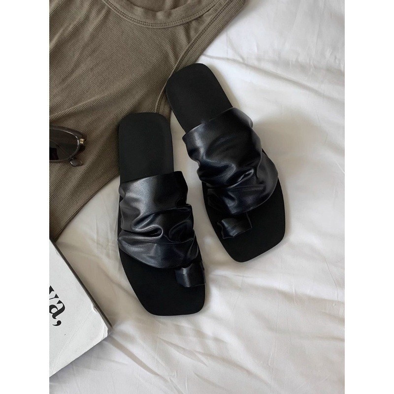 New design sense of clip on sandals with square head, folded pile, flat bottom, clip on toe, women's outdoor wear for summer