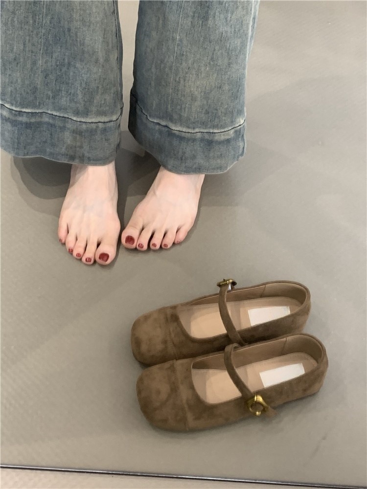 Gentle fairy style Mary Jane shoes for autumn 2024, elegant French temperament, paired with a skirt, shallow mouth, one line evening shoes Gentle fairy style Mary Jane shoes for autumn 2024, elegant French temperament, paired with a skirt, shallow mouth, one line evening shoes