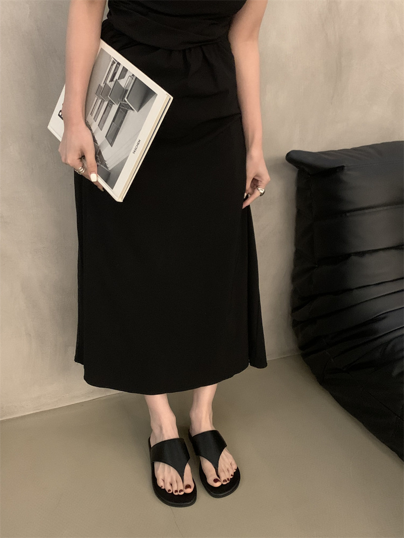 Soft soled comfortable flip flops Korean version casual versatile flip flops 2024 summer beach shoes fashionable flat sandals Soft soled comfortable flip flops Korean version casual versatile flip flops 2024 summer beach shoes fashionable flat sandals