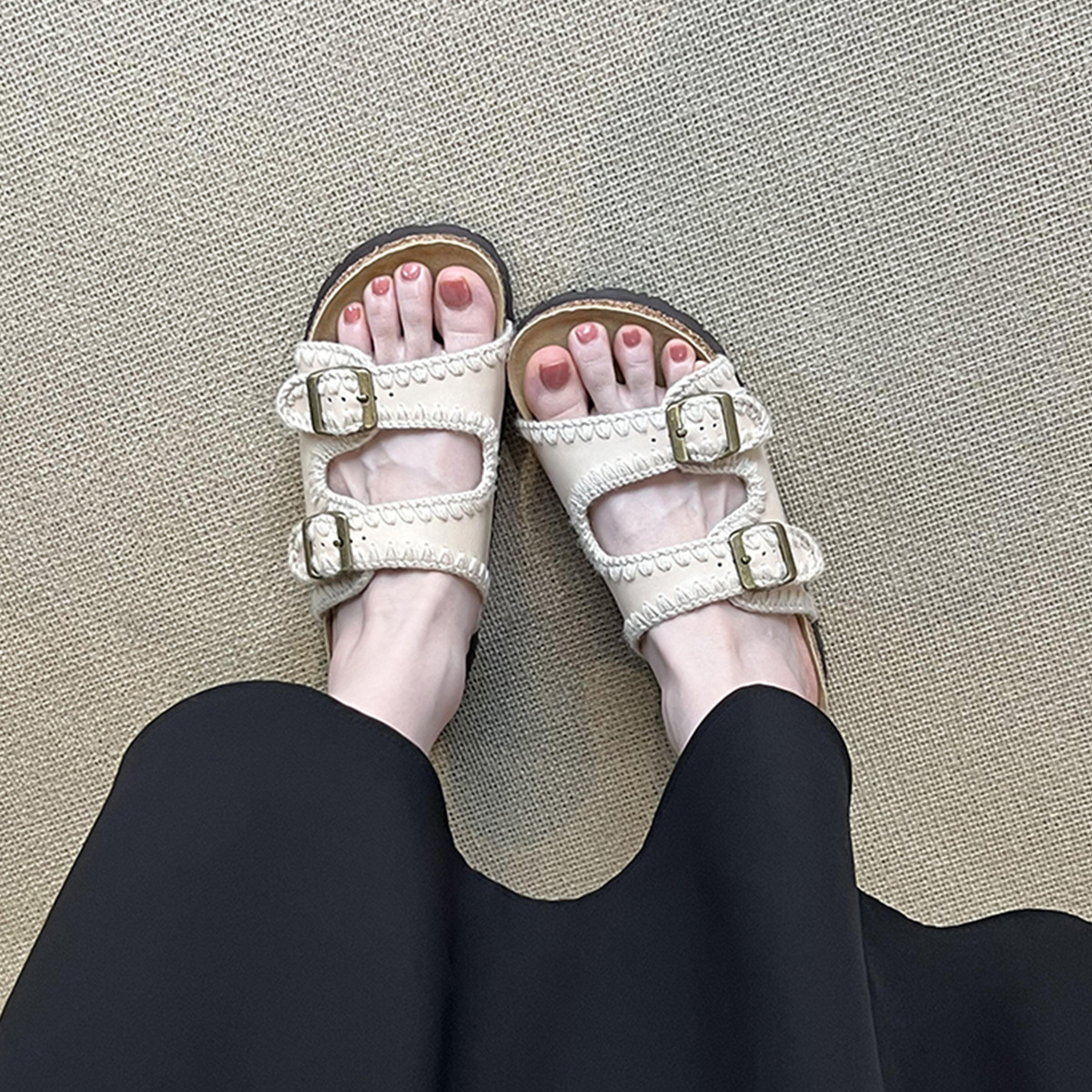 Retro belt buckle thick soled beach shoes for women in summer, versatile for outdoor wear, soft soled round toe sandals