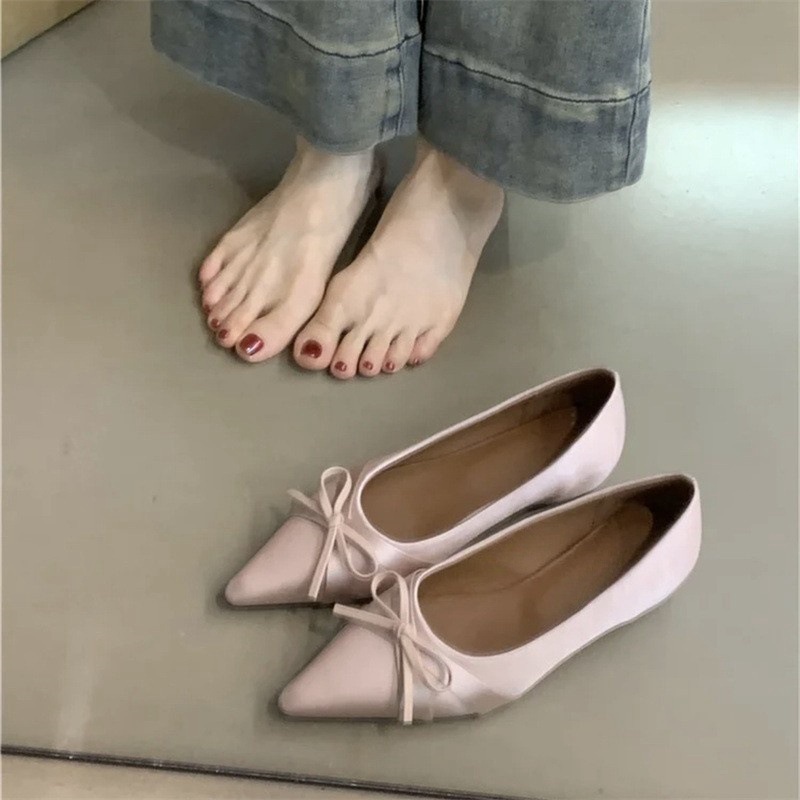 Exquisite bow pointed single shoes for women 2024 new French style non tiring commuting shallow mouth flat shoes Exquisite bow pointed single shoes for women 2024 new French style non tiring commuting shallow mouth flat shoes