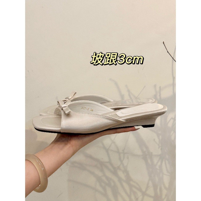 French satin silver! Temperament satin square toe flat toe sandals with sloping heels, women's butterfly dew toe sandals French satin silver! Temperament satin square toe flat toe sandals with sloping heels, women's butterfly dew toe sandals