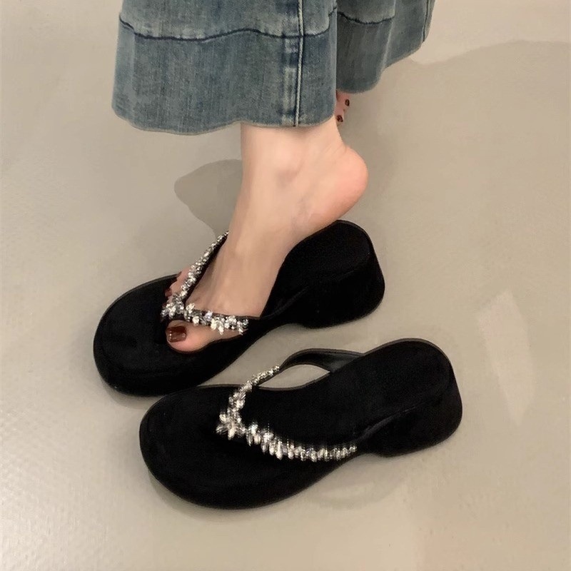 Water diamond flip flops with thick sole for women's summer 2025 new style, fashionable for wearing on the outside, with a sloping heel and beach sandals