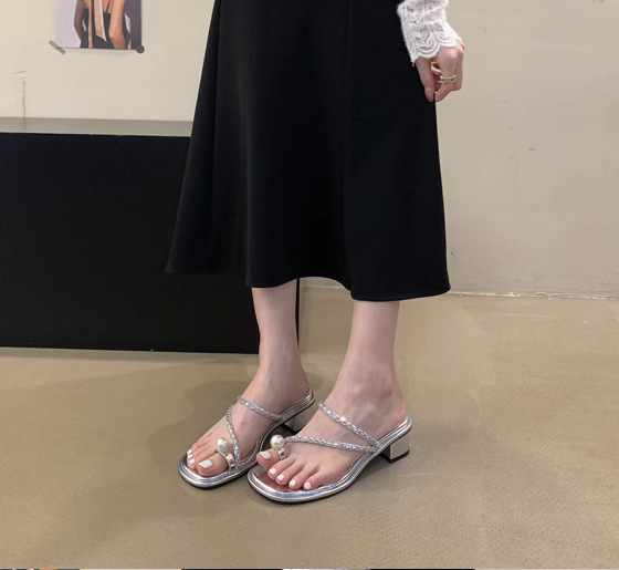 Design sense 2024 new single line slim diamond high-heeled sandals for women with thick heels and pearl toe covers Design sense 2024 new single line slim diamond high-heeled sandals for women with thick heels and pearl toe covers