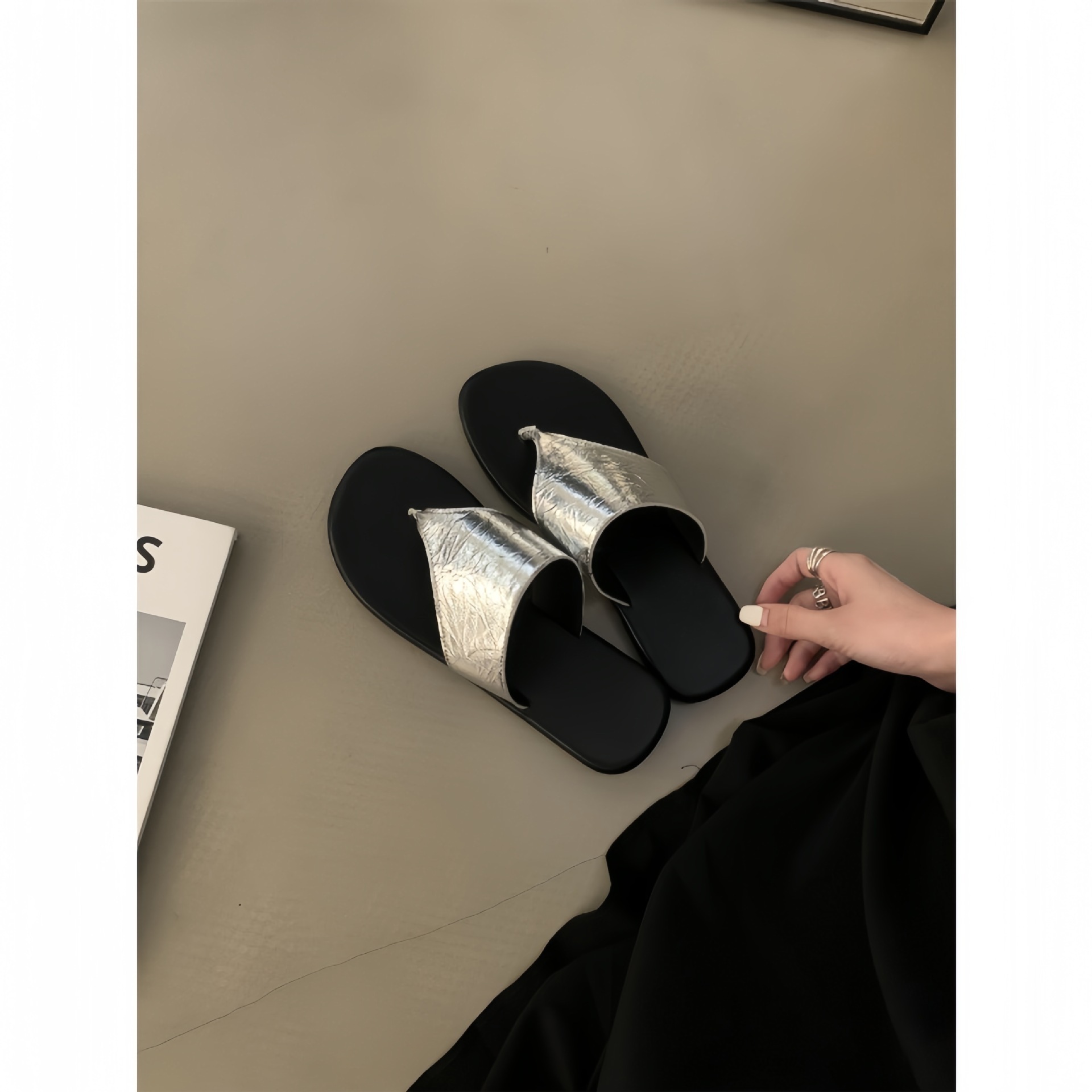 Soft soled comfortable flip flops Korean version casual versatile flip flops 2024 summer beach shoes fashionable flat sandals Soft soled comfortable flip flops Korean version casual versatile flip flops 2024 summer beach shoes fashionable flat sandals