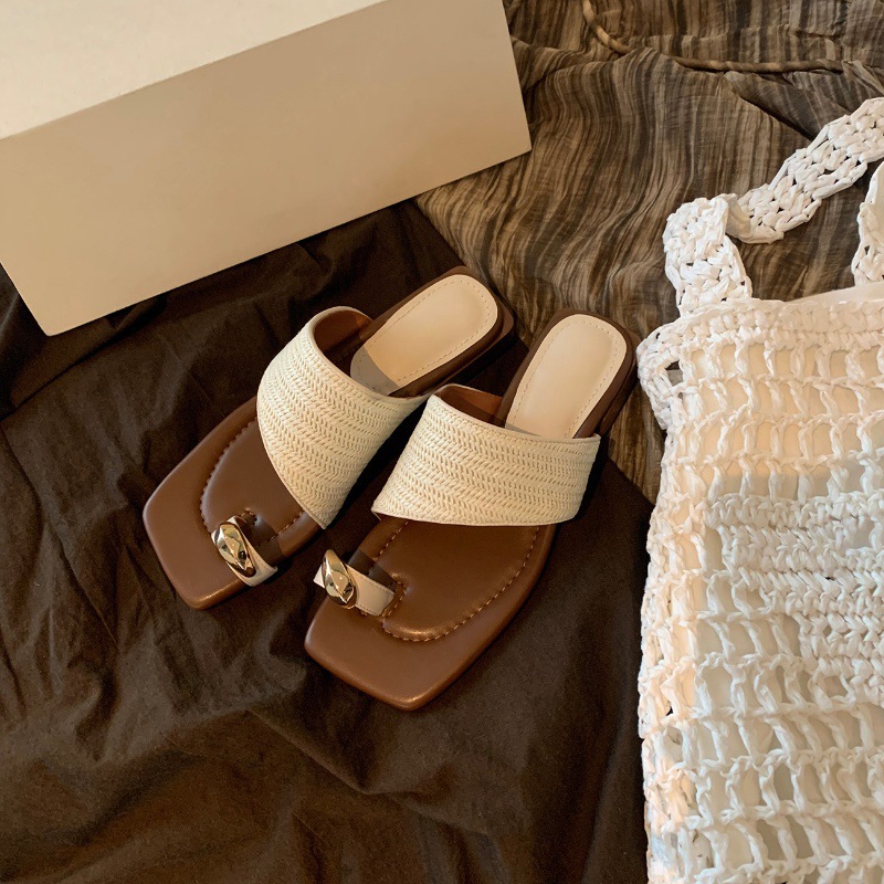 Coarse heel vacation style grass woven clip toe slippers for women's summer outdoor wear 2024 new French cool slippers Coarse heel vacation style grass woven clip toe slippers for women's summer outdoor wear 2024 new French cool slippers