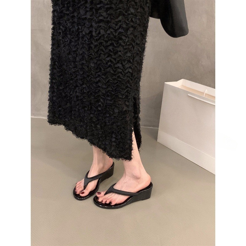 Slope heel high-heeled flip flops, women's shoes for outdoor wear, 2025 summer leopard print flip flops, small cool sandals, red sandals Slope heel high-heeled flip flops, women's shoes for outdoor wear, 2025 summer leopard print flip flops, small cool sandals, red sandals