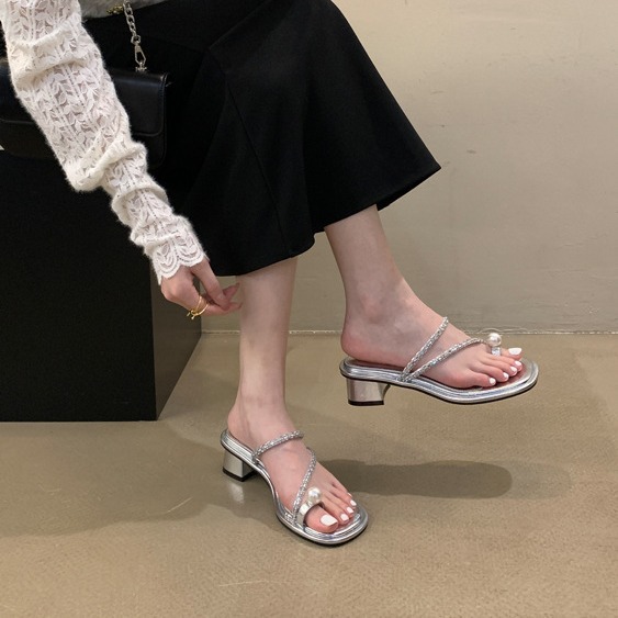 Design sense 2024 new single line slim diamond high-heeled sandals for women with thick heels and pearl toe covers Design sense 2024 new single line slim diamond high-heeled sandals for women with thick heels and pearl toe covers