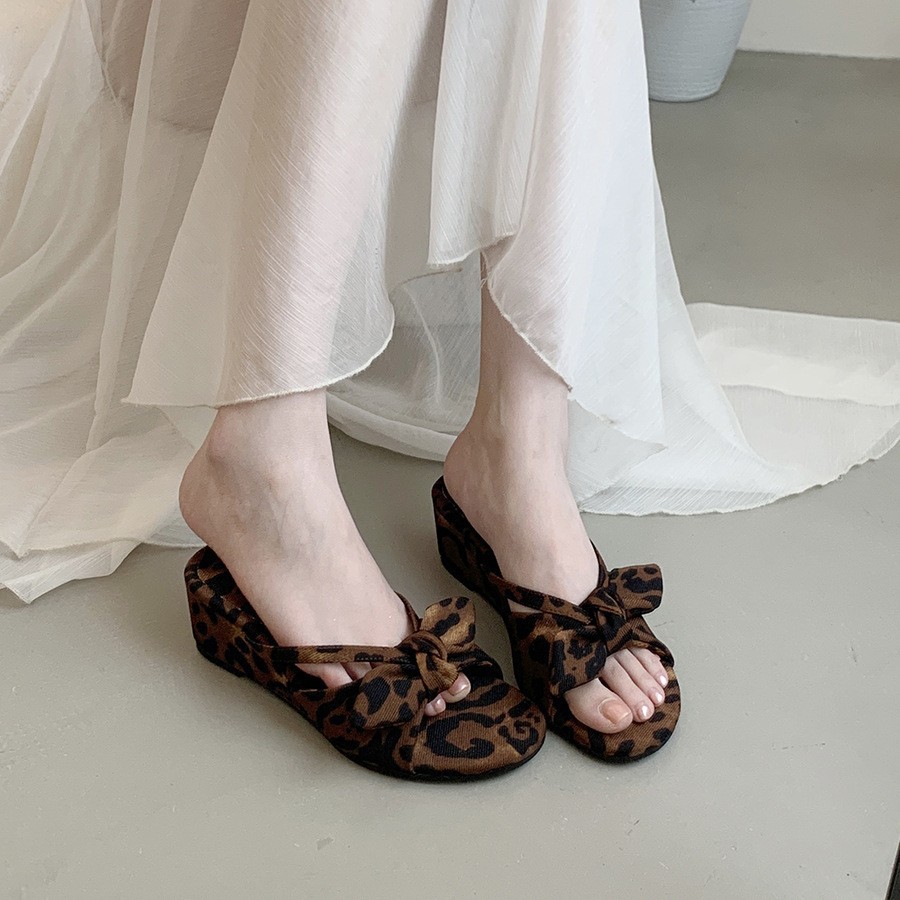 Slope heel leopard print slippers for women's summer outdoor wear, new French style dress with bow tie, cool slippers, vacation fairy style beach shoes Slope heel leopard print slippers for women's summer outdoor wear, new French style dress with bow tie, cool slippers, vacation fairy style beach shoes