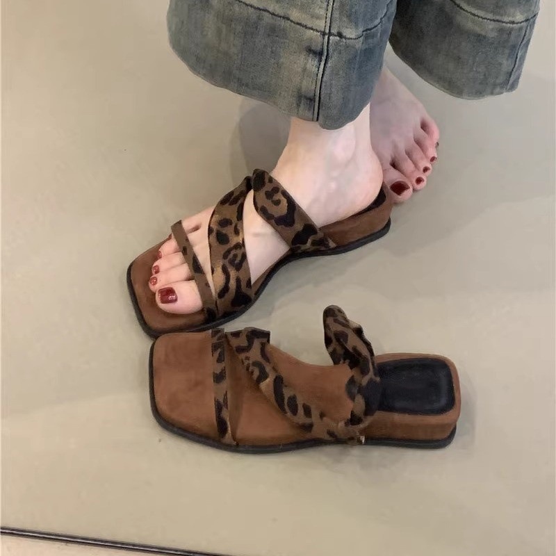 Thick soled square toe retro one-piece sandals for women's outdoor wear in summer 2025, paired with a skirt for casual two on Roman sandals Thick soled square toe retro one-piece sandals for women's outdoor wear in summer 2025, paired with a skirt for casual two on Roman sandals
