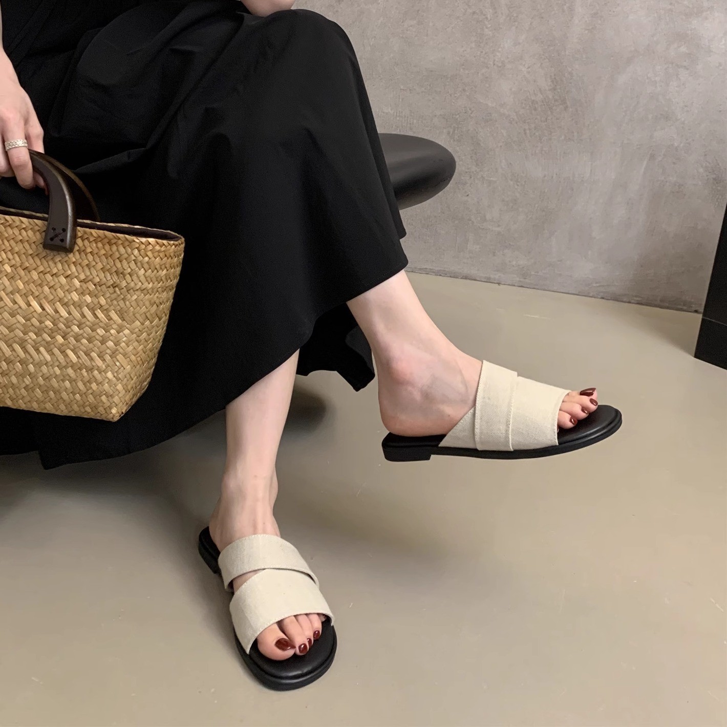 Flat slippers for women's summer outdoor wear, 2025 new style, simple and casual, lazy beach vacation style, straight drag beach shoes Flat slippers for women's summer outdoor wear, 2025 new style, simple and casual, lazy beach vacation style, straight drag beach shoes