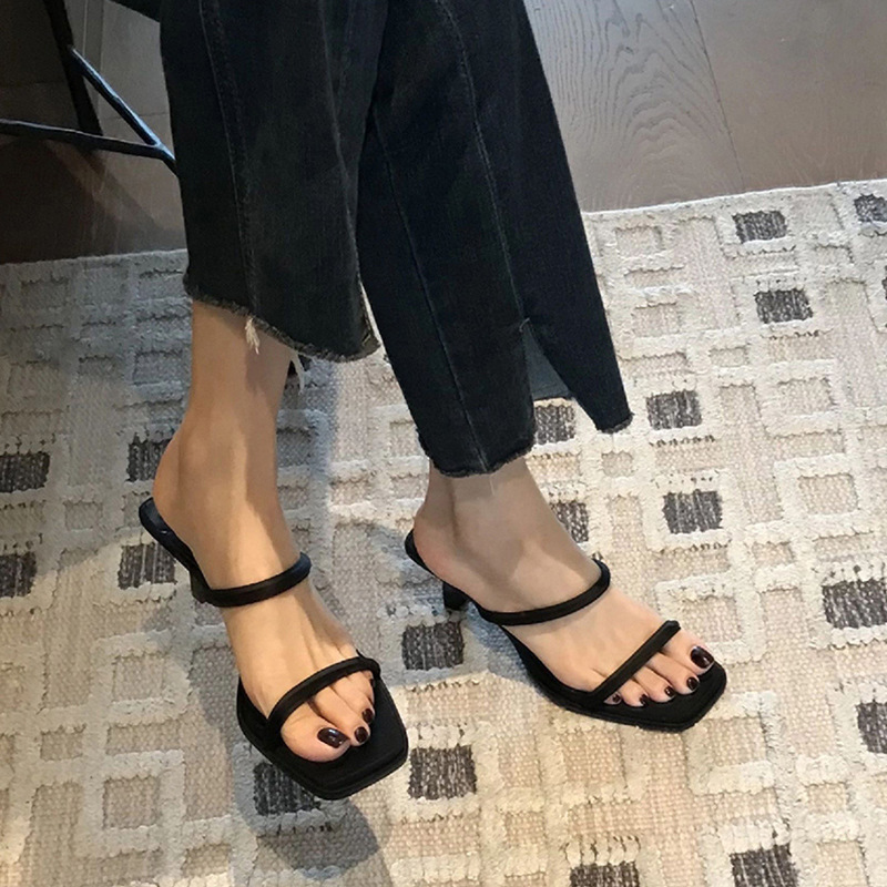 Wearing slippers for women in summer, high-end black with a square headband, exposed toes, slim heels, and high-heeled sandals paired with a skirt