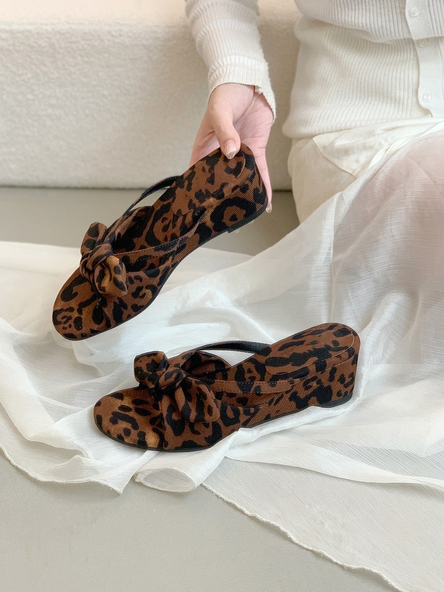 Slope heel leopard print slippers for women's summer outdoor wear, new French style dress with bow tie, cool slippers, vacation fairy style beach shoes Slope heel leopard print slippers for women's summer outdoor wear, new French style dress with bow tie, cool slippers, vacation fairy style beach shoes