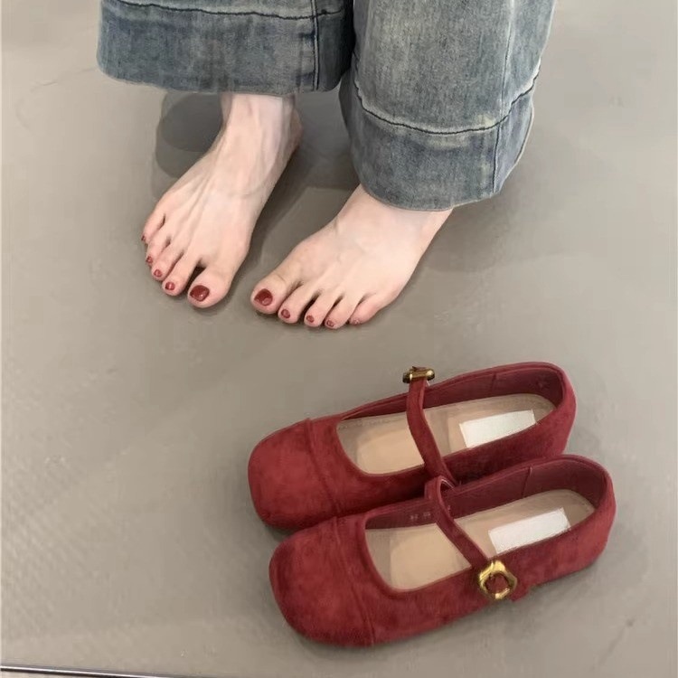Gentle fairy style Mary Jane shoes for autumn 2024, elegant French temperament, paired with a skirt, shallow mouth, one line evening shoes Gentle fairy style Mary Jane shoes for autumn 2024, elegant French temperament, paired with a skirt, shallow mouth, one line evening shoes