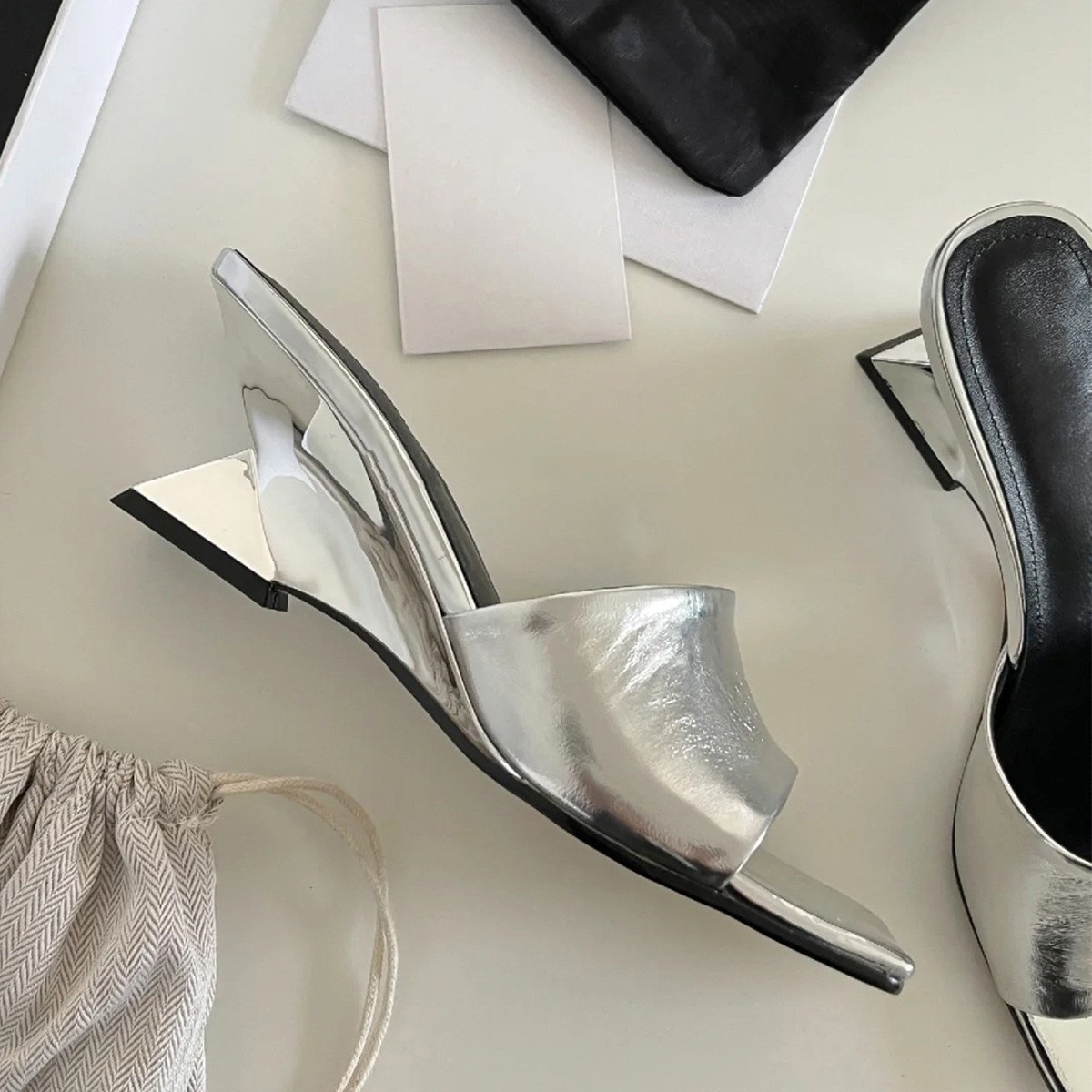 Square toed alien heel one-piece slippers for women with exposed toes exude a sense of luxury, while M ü ller shoes exude a high-heeled and cool vibe Square toed alien heel one-piece slippers for women with exposed toes exude a sense of luxury, while M ü ller shoes exude a high-heeled and cool vibe